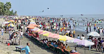 ঈদের ছুটিতে কুয়াকাটায় পর্যটকদের ঢল