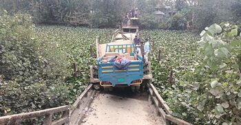 মালবাহী ট্রাক নিয়ে ধসে পড়লো সাধুর ব্রিজ