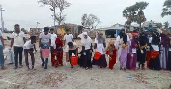 কুয়াকাটা সৈকতে পরিচ্ছন্নতা অভিযান-লিফলেট বিতরণ