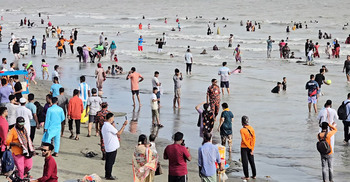 পূজার ছুটিতে কুয়াকাটায় পর্যটকের ঢল