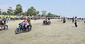 হকার-মোটরসাইকেলের দাপটে অতিষ্ঠ কুয়াকাটা সৈকতের পর্যটকরা