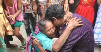 ২৮ বছর পর হারিয়ে যাওয়া সন্তানকে ফিরে পেলেন বাবা-মা