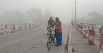 ঘন কুয়াশায় সূর্যের দেখা মিলছে না