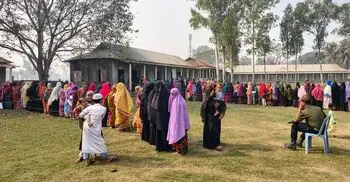 কুড়িগ্রামে নারী ভোটারদের দীর্ঘ লাইন