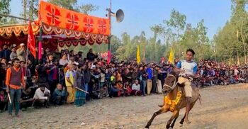 ঐতিহ্যবাহী ঘোড়দৌড় প্রতিযোগিতা দেখলেন কয়েক হাজার দর্শক