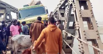 ভূরুঙ্গামারীতে সেতুর পাটাতন ভেঙে যান চলাচল বন্ধ