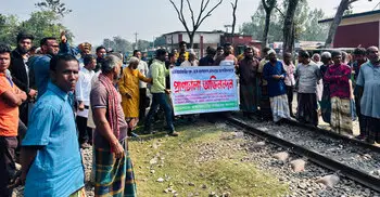 কুড়িগ্রামে রেলের মহাপরিচালককে আটকে বিক্ষোভ
