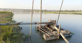 দুধকুমার নদে অবৈধ বালু উত্তোলন, ঝুঁকিতে সোনাহাট সেতু ও তীর রক্ষা বাঁধ