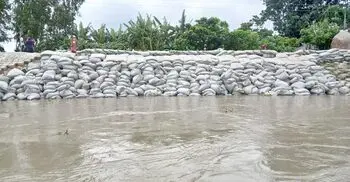 বাঁধ ধসে কাজে আসছে না জিও ব্যাগ, আতঙ্কে এলাকাবাসী