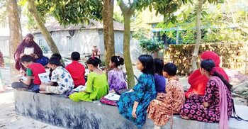 স্কুলে যাওয়ার পথ বন্ধ, গাছতলায় পাঠদান