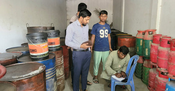 কুড়িগ্রামে তেল মজুতের অভিযোগে ব্যবসায়ীকে জরিমানা