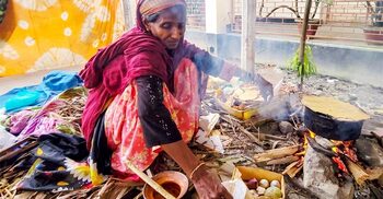 স্বজনহীন বৃদ্ধার পাশে দাঁড়ালো উপজেলা প্রশাসন