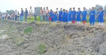 ধরলার ভাঙন ঝুঁকিতে কুড়িগ্রামের কদমতলা, স্থানীয়দের মানববন্ধন