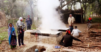 তীব্র শীতে আখের গুড় তৈরিতে ব্যস্ত চাষি