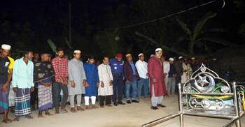 উঠানে জানাজার পর পারিবারিক কবরস্থানে সমাহিত সাংবাদিক বৃষ্টি