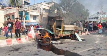 স্কুলের সামনে শিক্ষার্থী নিহত, প্রতিবাদে সড়ক অবরোধ
