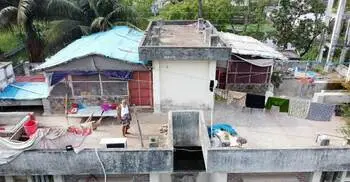 হাসপাতালের কোয়ার্টারে মুরগির খামার, দুর্গন্ধে নাকাল রোগী-পথচারী