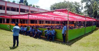 ক্লাস-পরীক্ষা চলাকালে স্কুলমাঠে ‘বিএনপি নেতার’ ভূরিভোজ, সমালোচনা