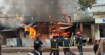 কুষ্টিয়ায় আগুনে পুড়লো রেস্তোরাঁ-দোকান
