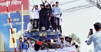 কুষ্টিয়ায় ট্রেন থামিয়ে পলিটেকনিক শিক্ষার্থীদের বিক্ষোভ