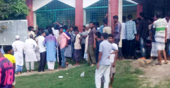 গরুচুরির সালিশে দু’পক্ষের সংঘর্ষ, ইউপি চেয়ারম্যান অবরুদ্ধ