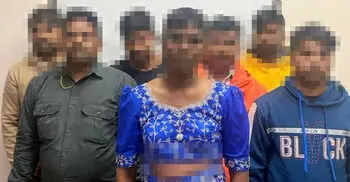 নারীর পোশাক পরে অশ্লীল অঙ্গভঙ্গি, ৭ ভারতীয় গ্রেফতার
