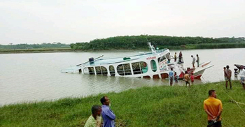 বরিশালে ঝড়ের কবলে লঞ্চডুবি