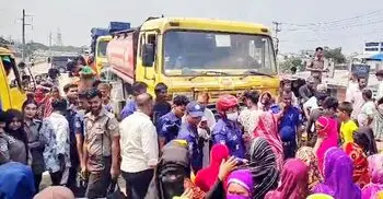 ৩ মাসের বকেয়া বেতনের দাবিতে শ্রমিকদের মহাসড়ক অবরোধ