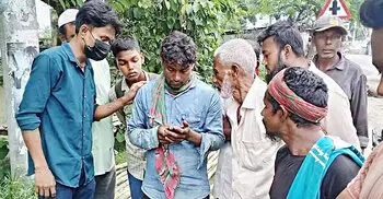 রাস্তার পাশে অচতেন পড়েছিল ধান কাটার ৫ শ্রমিক