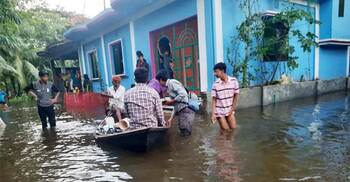 এলাকাছাড়া জনপ্রতিনিধিরা, ত্রাণ বিতরণে সমন্বয়হীনতা