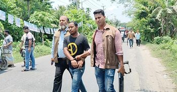 রামগঞ্জে ভোটকেন্দ্র দখলের চেষ্টায় পুলিশের ধাওয়া, আটক ৫