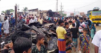 লক্ষ্মীপুরে মজু চৌধুরীর হাটে আগুন, ১৫ দোকান পুড়ে ছাই