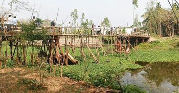 সেতুর ওপর সাঁকো জোড়া দিয়ে চলছে ৭ গ্রামের মানুষ