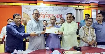 লক্ষ্মীপুরে স্মার্টকার্ড পেলেন সোনা ব্যবসায়ীরা