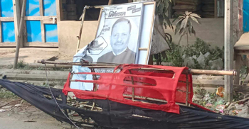 ককটেল ফাটিয়ে নৌকার পোস্টার-প্রতিকৃতিতে আগুন