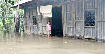 দুর্গম এলাকায় ত্রাণ না গেলেও চুরির ভয়ে ঘর ছাড়ছেন না পানিবন্দিরা