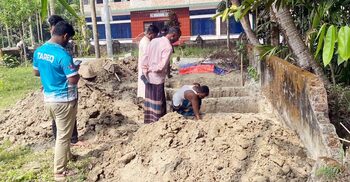 একসঙ্গে খোঁড়া হয়েছে ৪ কবর