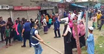 বকেয়া বেতনের দাবিতে শ্রমিকদের সড়ক অবরোধ, পুলিশের লাঠিচার্জ