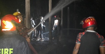 লক্ষ্মীপুরে একসঙ্গে আগুনে পুড়লো চার ভাইয়ের ঘর