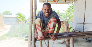 ঈদের দিনও লোহার শিকলে বাঁধা মমিনুর!