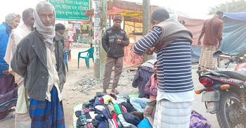 তীব্র শীতে পুরাতন কাপড়ের দোকানে শ্রমজীবীদের ভিড়