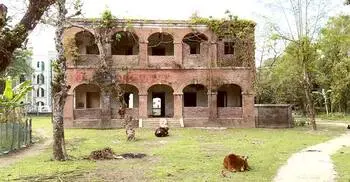 রেলের ঝুঁকিপূর্ণ ভবনে ‘ভূতুড়ে নগরী’ হয়ে উঠেছে লালমনিরহাট