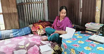 মন্ত্রীর আশ্বাসেও চাকরি হয়নি মাস্টার্স পাস প্রতিবন্ধী আরিফার
