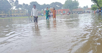 স্কুলমাঠে হাঁটুপানি, ভিজে ক্লাসে যেতে হয় শিক্ষার্থীদের