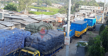 স্থলবন্দরেই পড়ে থাকছে আমদানির পণ্য, খরচ নিয়ে বিপাকে ব্যবসায়ীরা