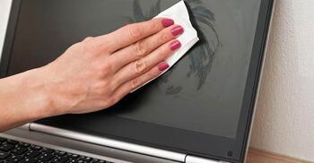 টিস্যু দিয়ে ল্যাপটপের স্ক্রিন মুছে ভুল করছেন না তো?