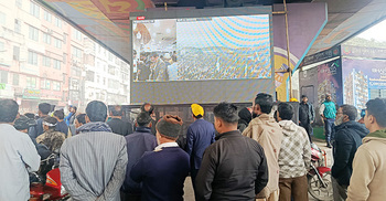 বড় স্ক্রিনে দেখানো হচ্ছে তারেক রহমানের দেশে ফেরার দৃশ্য