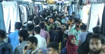 শেষ মুহূর্তের কেনাকাটায় মানুষের ঢল