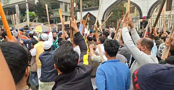 মানববন্ধনে হামলার প্রতিবাদে লাঠিসোঁটা নিয়ে রাস্তায় ব্যাবসায়ীরা