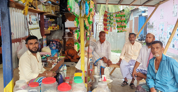 নতুন কর্মজীবনে লঞ্চের হকাররা